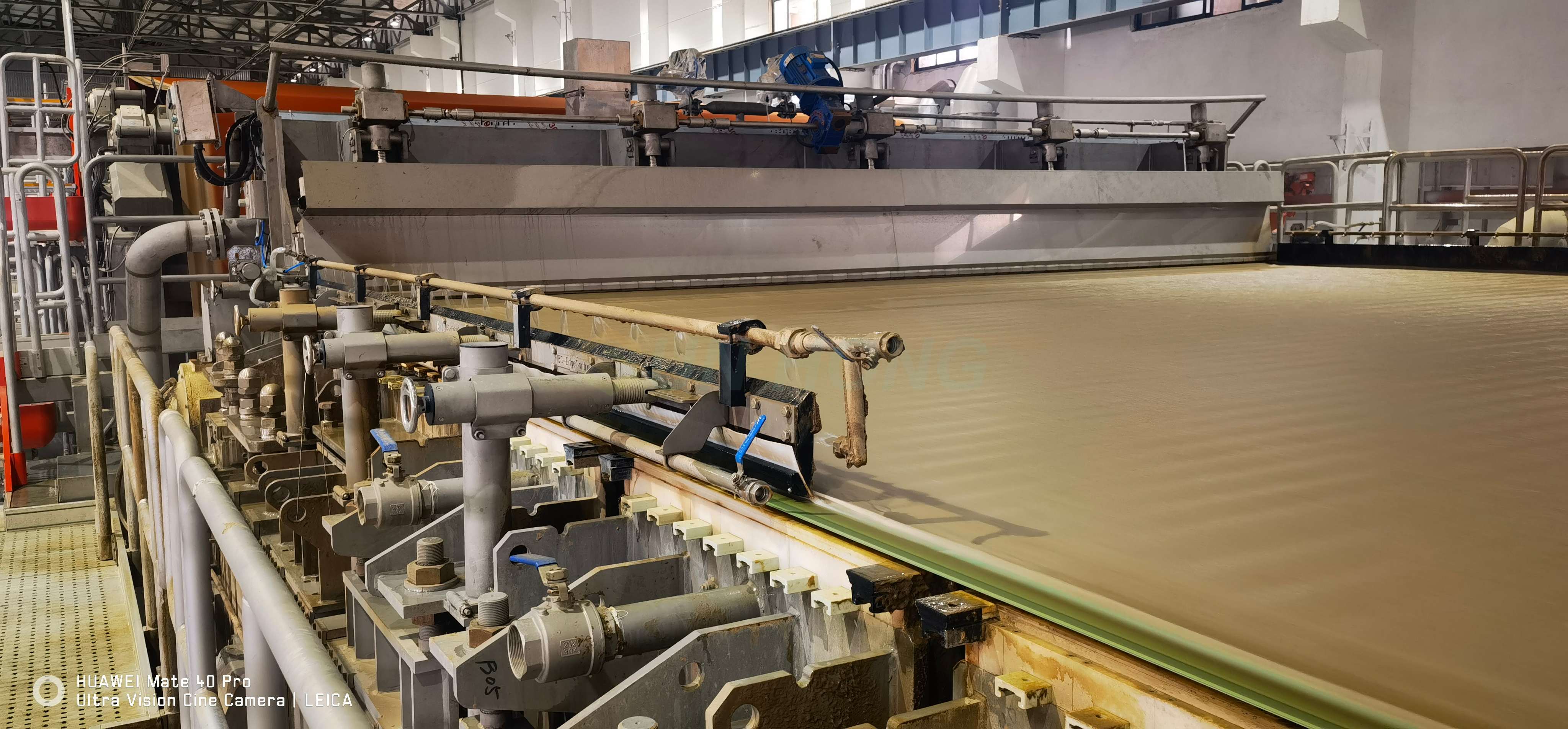 formando tecido na m&aacute;quina de papel