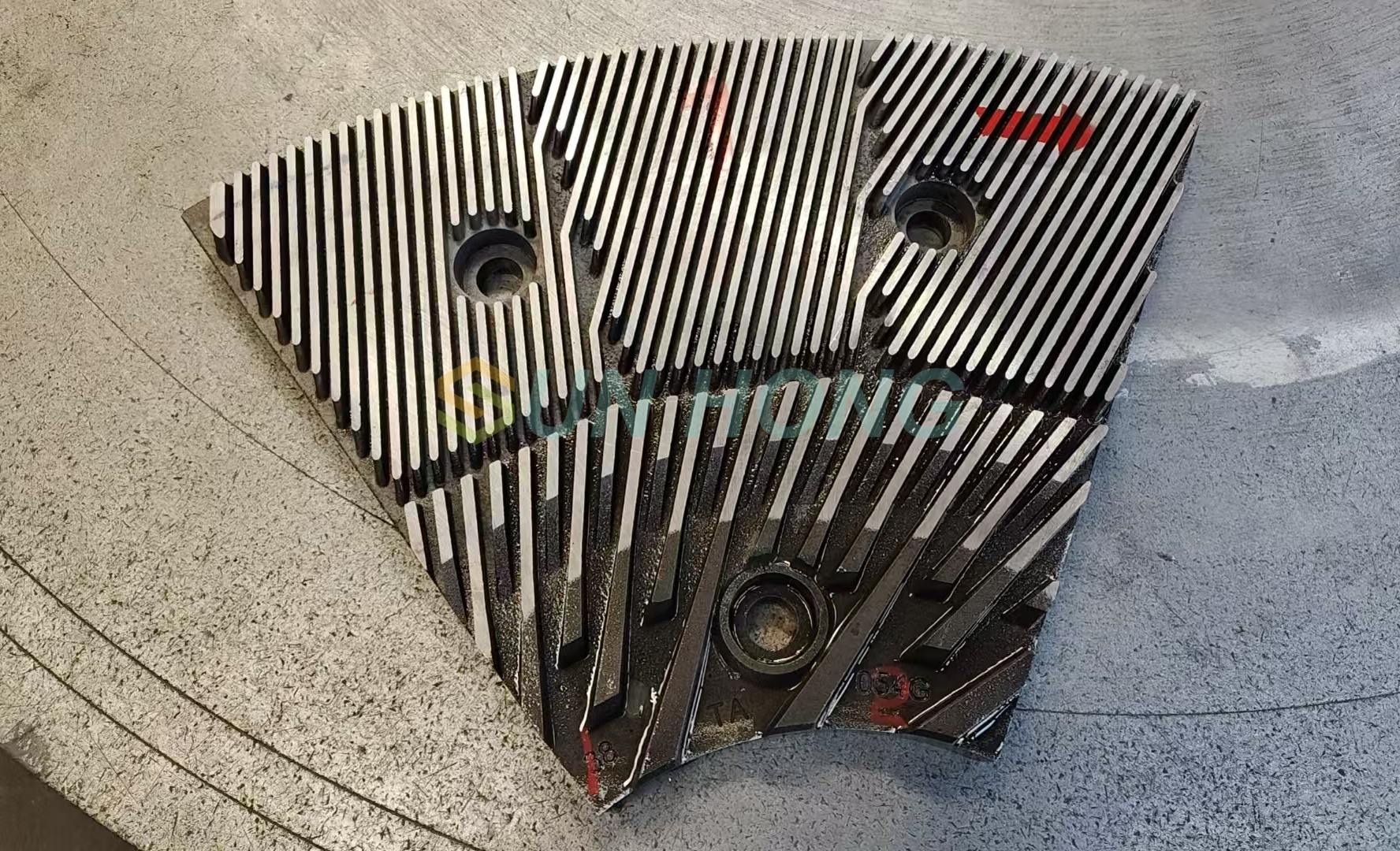 Placa de refino para fabricação de papel e polpação