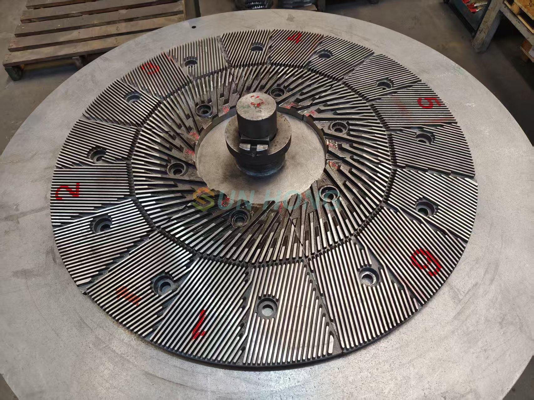 Placa de refino para fabricação de papel e polpação