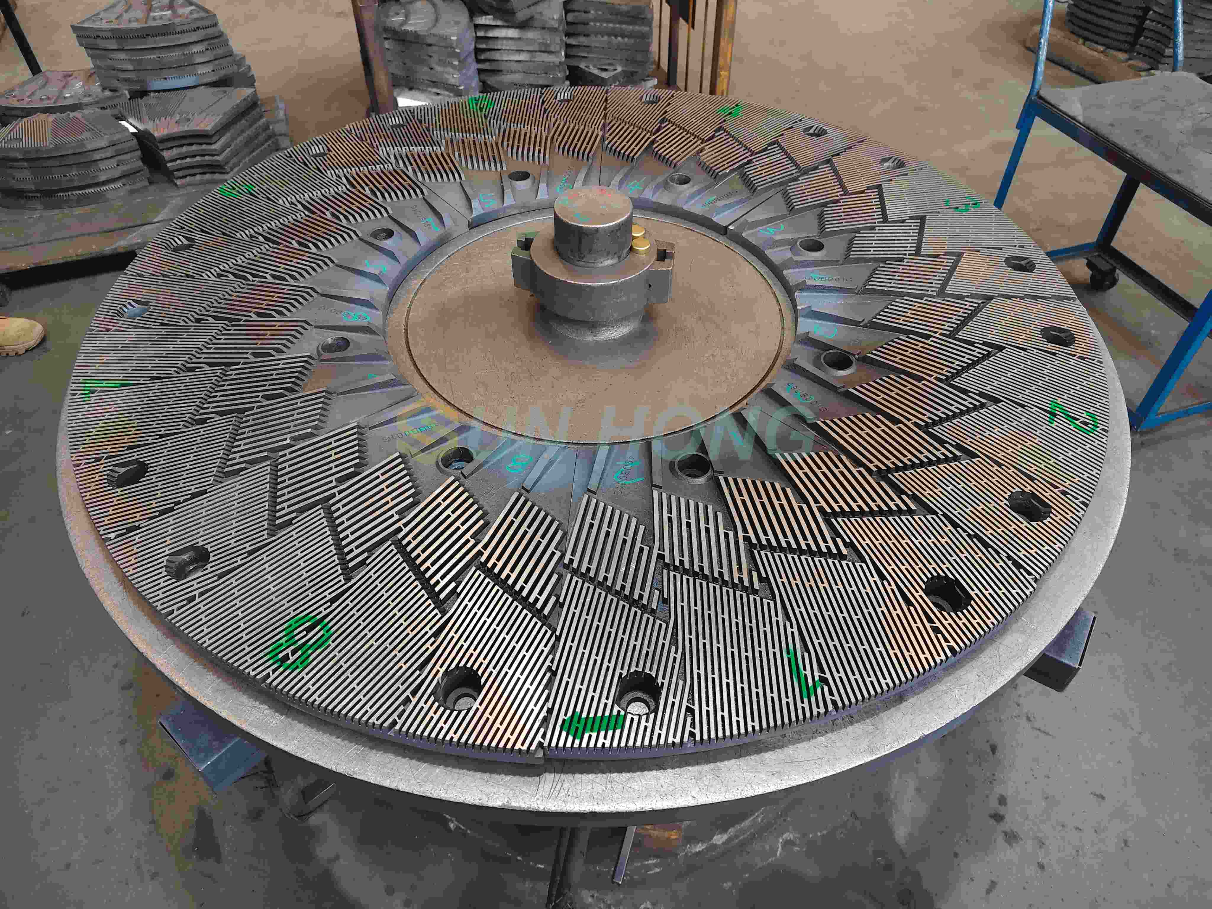 Placa de refino para fabricação de papel e polpação