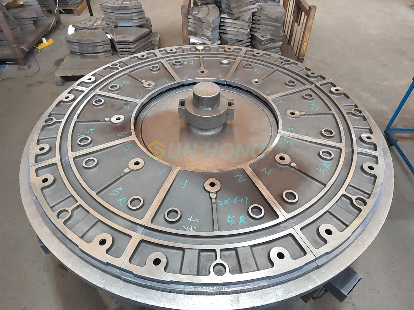 Placa de refino para fabricação de papel e polpação