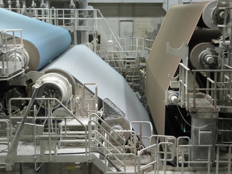 Como pegar a folha de papel da formação do tecido para prensar o feltro?