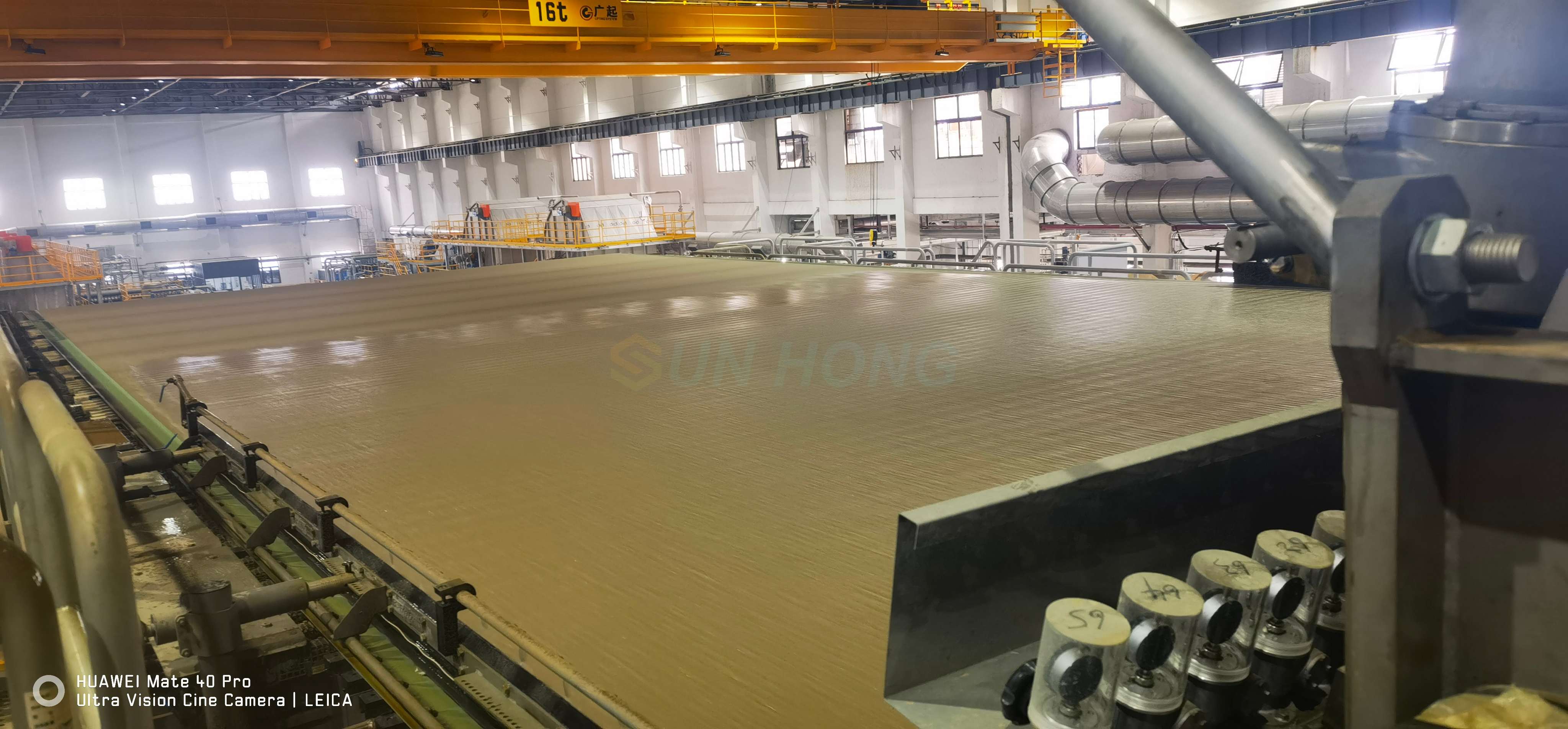 formando tecido na m&aacute;quina de papel