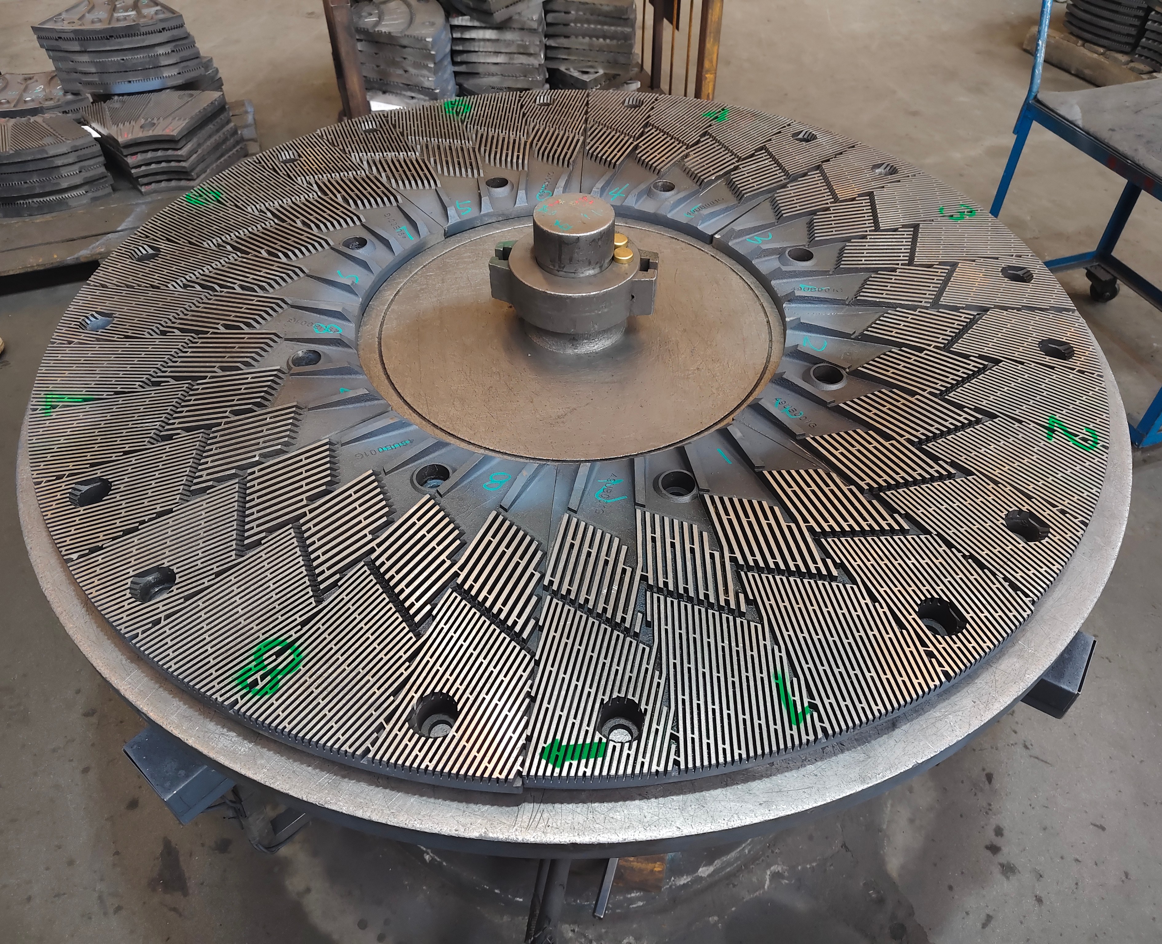 Placa de refino para fabricação de papel e polpação